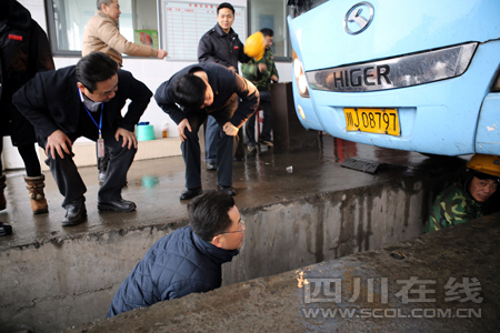 泸州市委副书记刘强冒雨暗查道路交通安全(图3) 泸州市委副书记刘强冒雨暗查道路交通安全(图3)