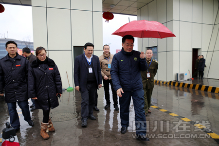 泸州市委副书记刘强冒雨暗查道路交通安全(图2) 泸州市委副书记刘强冒雨暗查道路交通安全(图2)