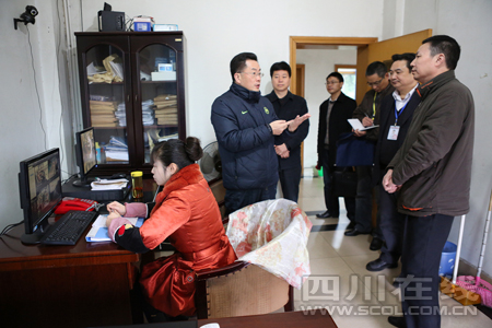 泸州市委副书记刘强冒雨暗查道路交通安全(图1) 泸州市委副书记刘强冒雨暗查道路交通安全(图1)