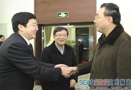 每天坚守春节保电岗位 宜宾市长说谢谢!(图1) 每天坚守春节保电岗位 宜宾市长说谢谢!(图1)