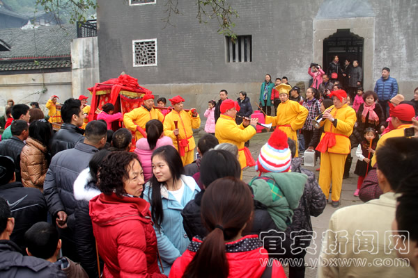 过年了&nbsp;宜宾夕佳山再现旧时川南婚俗(图1)