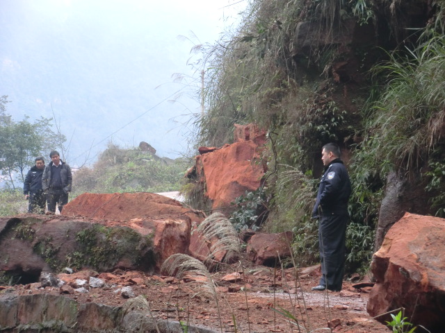 泸州叙永水尾镇发生岩石崩塌　险情已排除&nbsp;(图1)