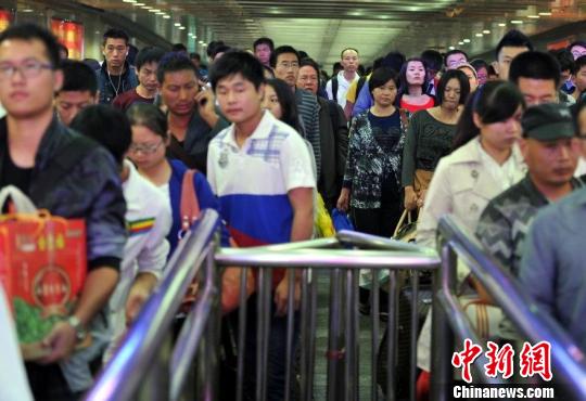 各地迎返程客流高峰 一线城市火车票紧张(图4) 各地迎返程客流高峰 一线城市火车票紧张(图4)