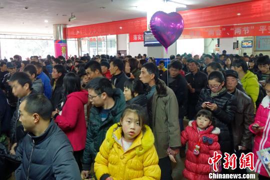 春节黄金周进入尾声 各地迎返程客流高峰(图)