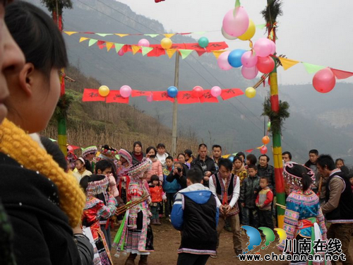 叙永:原生态婚俗文化活动 苗家儿女喜庆踩山节(图1) 叙永:原生态婚俗文化活动 苗家儿女喜庆踩山节(图1)