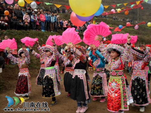 叙永:原生态婚俗文化活动 苗家儿女喜庆踩山节(图4) 叙永:原生态婚俗文化活动 苗家儿女喜庆踩山节(图4)