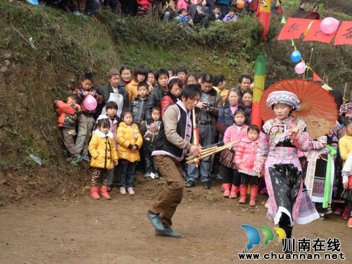 叙永:原生态婚俗文化活动 苗家儿女喜庆踩山节(图2) 叙永:原生态婚俗文化活动 苗家儿女喜庆踩山节(图2)
