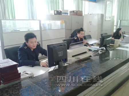 节后上班第一天 宜宾各政务窗口工作状态良好(图2) 节后上班第一天 宜宾各政务窗口工作状态良好(图2)