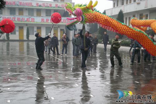 营山乡：金龙喜迎“蛇抱蛋”(图1)