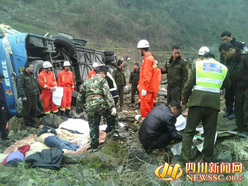 浙江开往云南一客车在古蔺境内翻车&nbsp;2死4伤(图1)