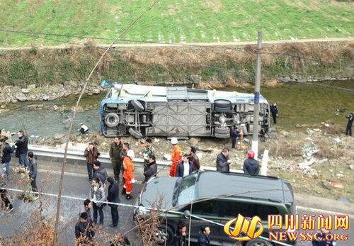 浙江开往云南一客车在古蔺境内翻车&nbsp;2死4伤(图2)