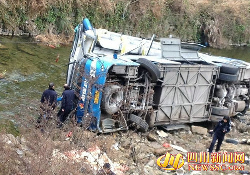 浙江开往云南一客车在古蔺境内翻车&nbsp;2死4伤(图3)