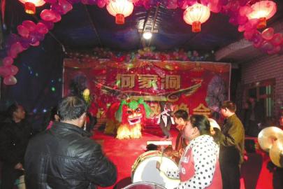 虽很山寨 但很温馨 泸州叙永村民自费办春晚(图1) 虽很山寨 但很温馨 泸州叙永村民自费办春晚(图1)