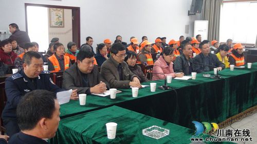 佛荫镇:将十八大精神传达到环卫保洁第一线(图1) 佛荫镇:将十八大精神传达到环卫保洁第一线(图1)