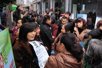蛇年内江首场招聘会开幕 上千求职者挤爆现场(图1) 蛇年内江首场招聘会开幕 上千求职者挤爆现场(图1)
