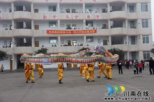 毗卢镇：毗卢舞龙队闹新春(图2)