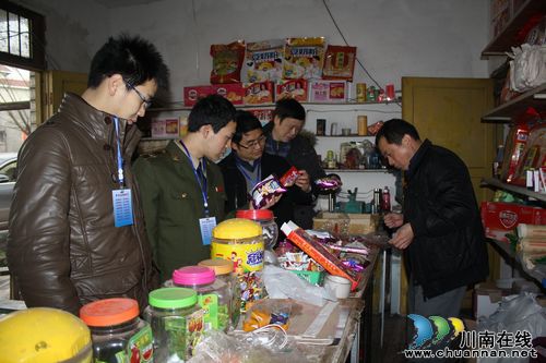 海潮镇：联合执法保校园安全(图1)
