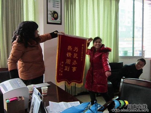 合江县公证处：加班办证忙&nbsp;群众来感谢(图1)
