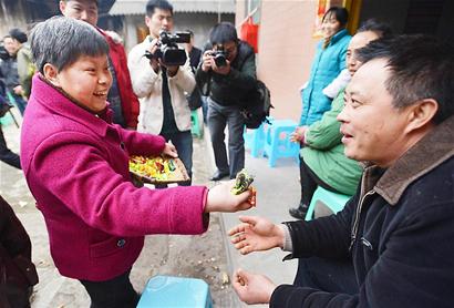 抗美援朝老兵女儿被拐&nbsp;被拐女昨回家乡泸州(图3)
