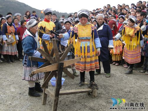 泸州叙永:原生态苗族踩山活动 载歌载舞过佳节(图3) 泸州叙永:原生态苗族踩山活动 载歌载舞过佳节(图3)