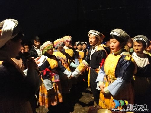 泸州叙永:原生态苗族踩山活动 载歌载舞过佳节(图5) 泸州叙永:原生态苗族踩山活动 载歌载舞过佳节(图5)