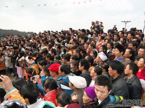 泸州叙永:原生态苗族踩山活动 载歌载舞过佳节(图2) 泸州叙永:原生态苗族踩山活动 载歌载舞过佳节(图2)