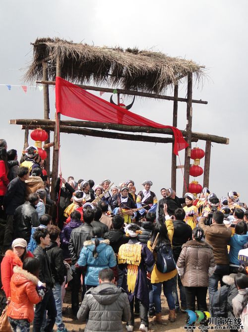 泸州叙永:原生态苗族踩山活动 载歌载舞过佳节(图1) 泸州叙永:原生态苗族踩山活动 载歌载舞过佳节(图1)