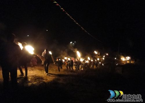 泸州叙永:原生态苗族踩山活动 载歌载舞过佳节(图4) 泸州叙永:原生态苗族踩山活动 载歌载舞过佳节(图4)
