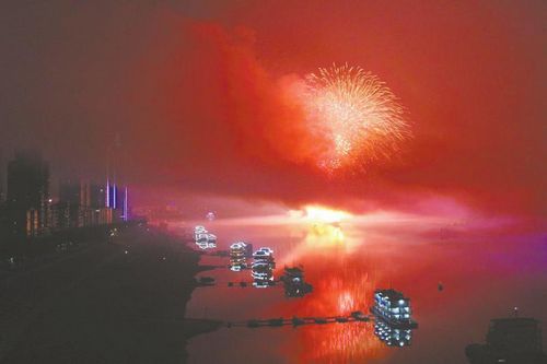 火树银花16年 内江首度取消元宵焰火晚会(图1) 火树银花16年 内江首度取消元宵焰火晚会(图1)