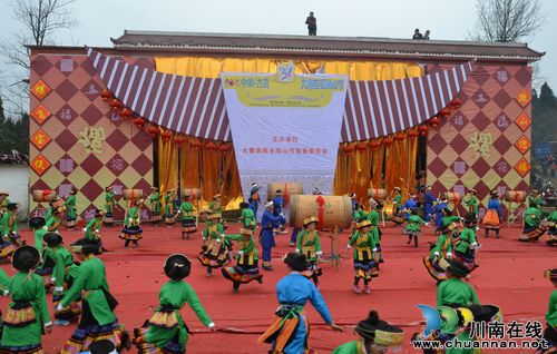 泸州古蔺：举行“苗族踩山节”(图1)