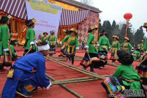 泸州古蔺：举行“苗族踩山节”