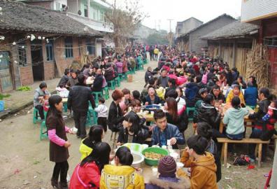 新年祈福 宜宾南溪区万人吃“龙肉”(图1) 新年祈福 宜宾南溪区万人吃“龙肉”(图1)