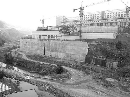 茅台301厂排放浊水&nbsp;数百家酒厂沿岸“造污”