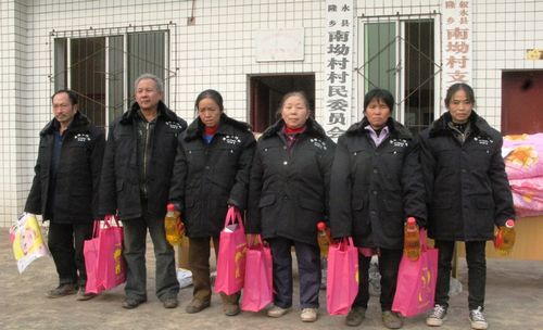 叙永慈善人士海内胜关心计划生育家庭(图2)