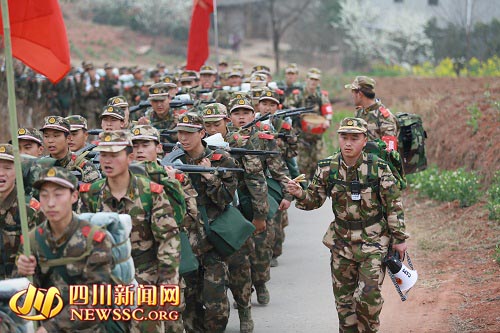 武警四川总队组织万名新兵进行千里野营拉练(图2)