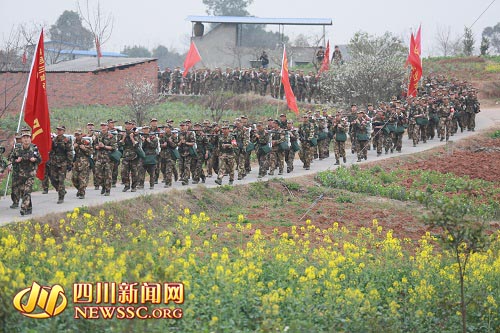 武警四川总队组织万名新兵进行千里野营拉练
