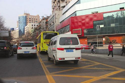 泸州启动公交专用道&nbsp;有些社会车辆"霸道"不买账(图1)