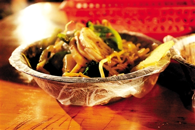 “套碗袋”盛食物要慎食