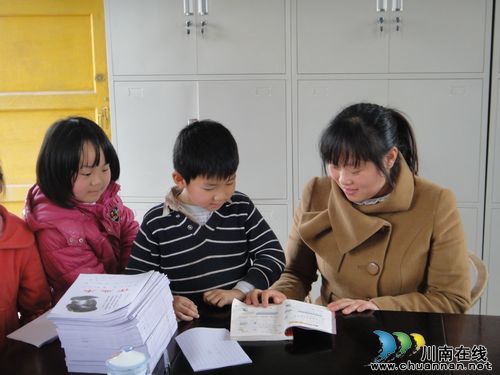 播撒大爱的山村女教师(图3) 播撒大爱的山村女教师(图3)