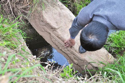 泸州涵洞藏"文物"&nbsp;初步鉴定为宋代石室墓石刻(图1)