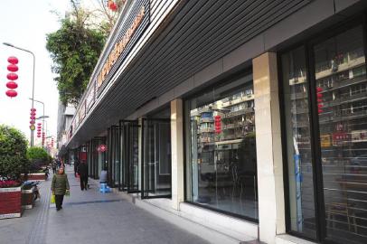 内江城区“整容”200多户商铺换“新颜”