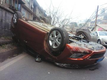 大货车超车撞翻小车&nbsp;致过路女孩骨折