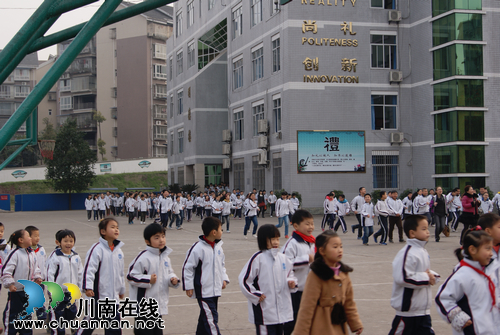 泸州市城北学校举行消防应急疏散演练(图1) 泸州市城北学校举行消防应急疏散演练(图1)