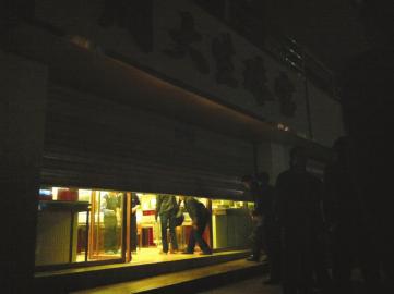 资中：持榔头抢金店&nbsp;蒙面男抢珠宝吓哭两岁娃
