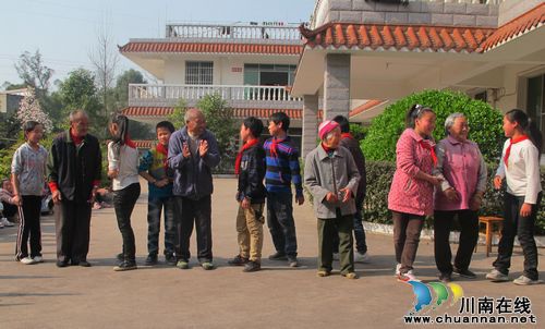 奇峰镇：敬老院来了一百多个小雷锋