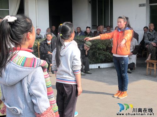 奇峰镇:敬老院来了一百多个小雷锋(图2) 奇峰镇:敬老院来了一百多个小雷锋(图2)