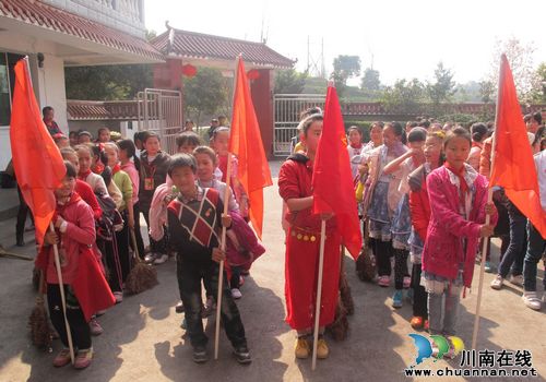 奇峰镇:敬老院来了一百多个小雷锋(图1) 奇峰镇:敬老院来了一百多个小雷锋(图1)