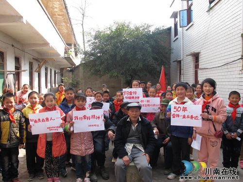 合江白鹿镇:学习雷锋 做最美白鹿人(图1) 合江白鹿镇:学习雷锋 做最美白鹿人(图1)