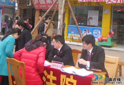 泸州市中级人民法院联合山岩脑社区开展学雷锋活动(图1)