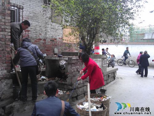 泸州市中级人民法院联合山岩脑社区开展学雷锋活动(图2)